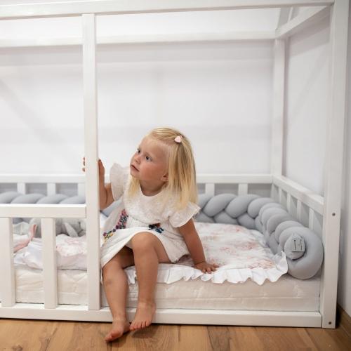 ochraniacz warkocz do łóżeczka szary.jpg