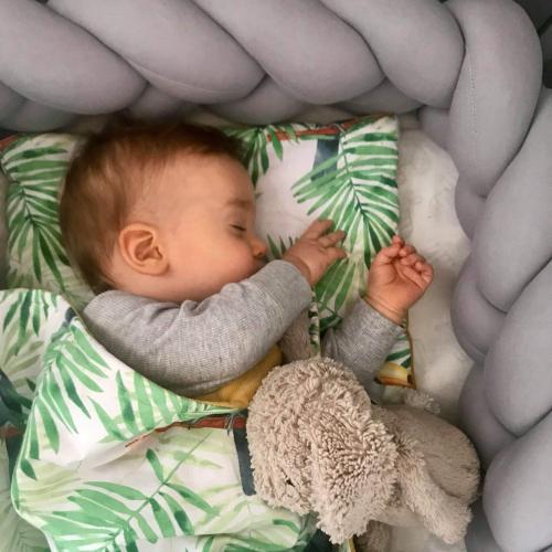 ochraniacz warkocz do łóżeczka niemowlęcego.jpg