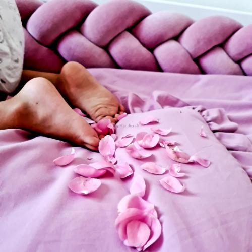 ochraniaz welurowy do łóżeczka brudny róż.jpg