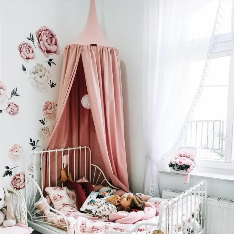 baldachim-brudny-roz.webp